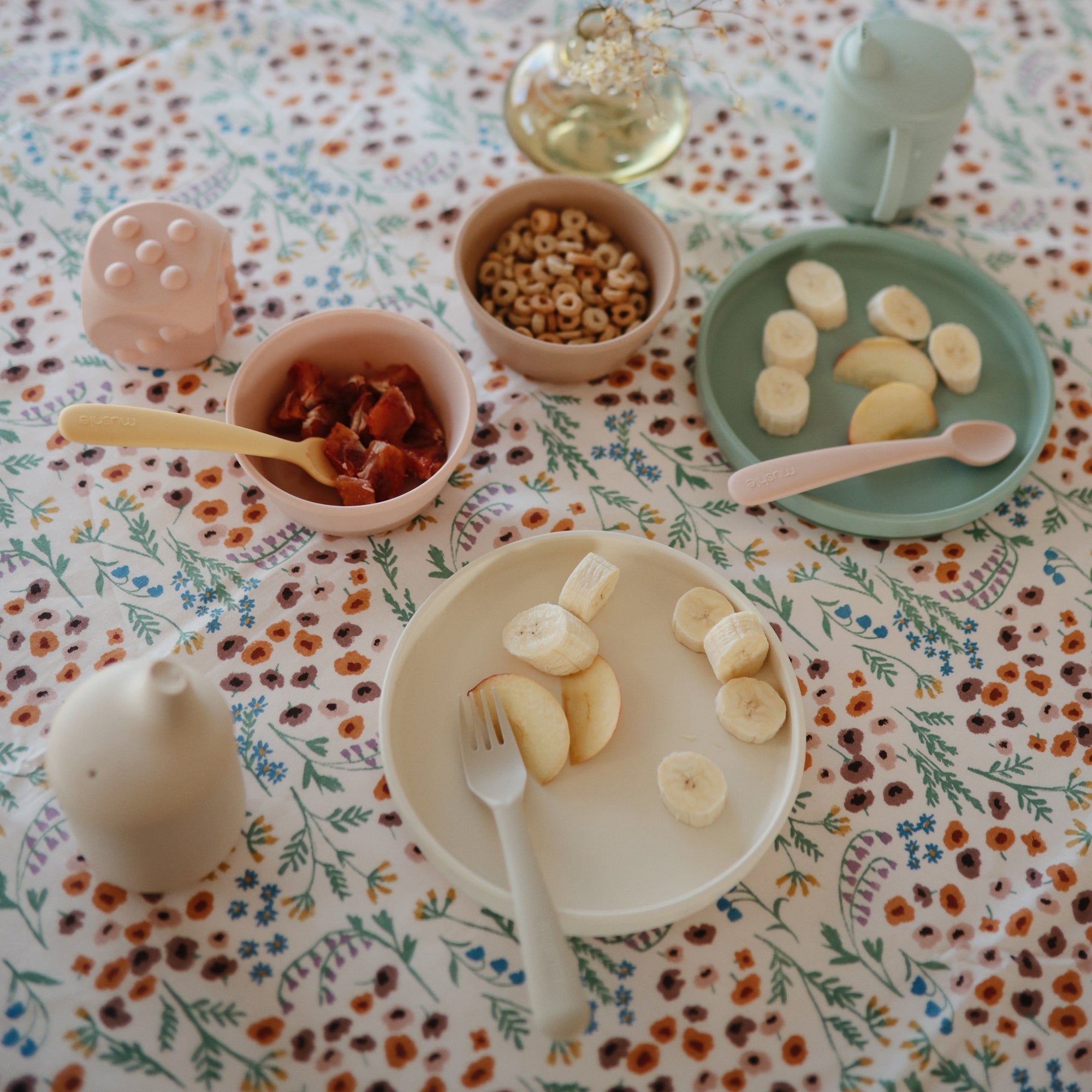 Mushie Silikoniniai maitinimo šaukšteliai 2vnt. - Smėlinė - Uogų kopos