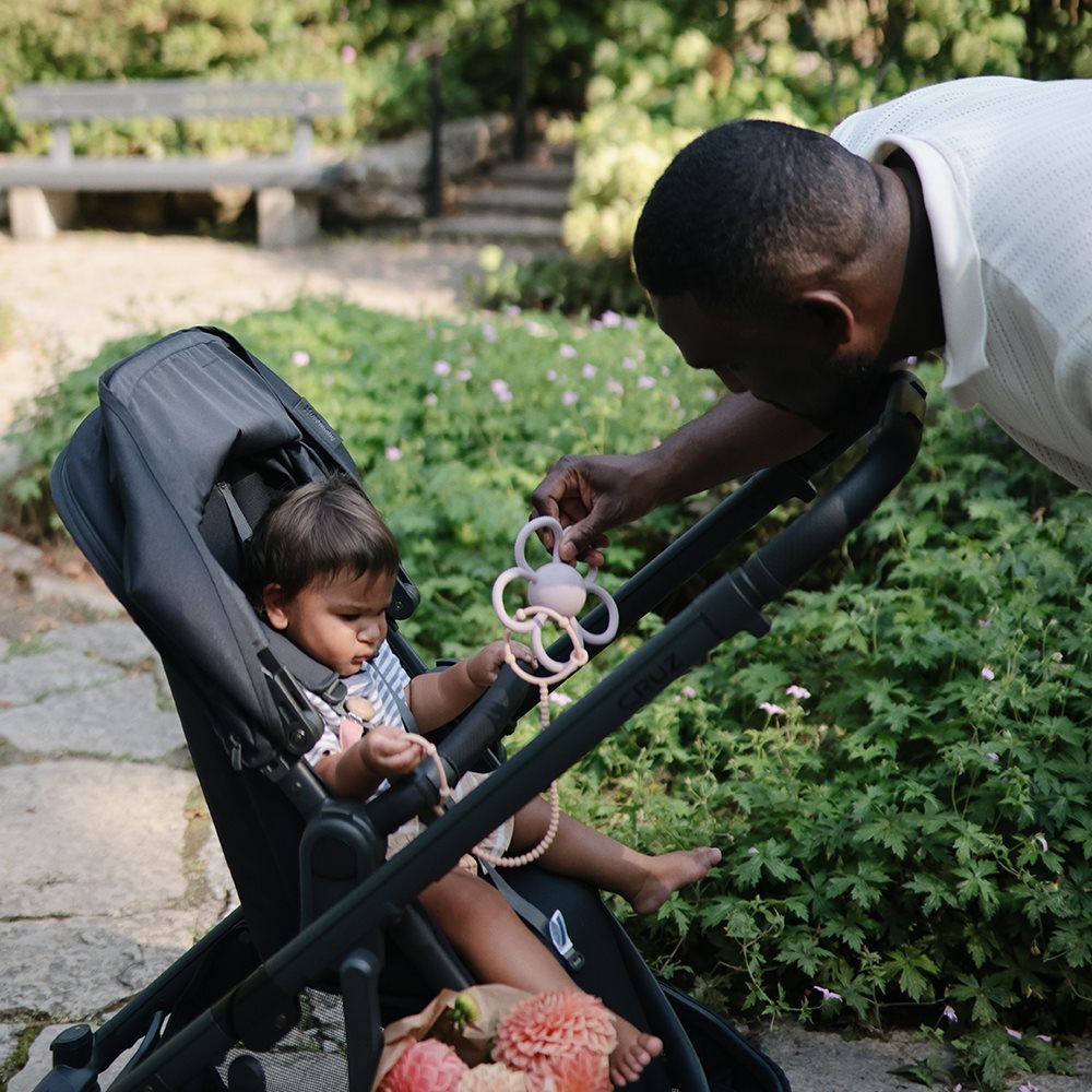 Mushie Silikoninis barškutis - kramtukas „Daisy“ - Uogų kopos