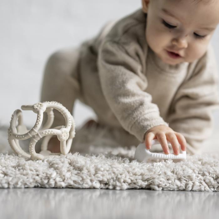 NATTOU Silikoninis kamuoliukas, barškutis/kramtukas - Smėlinė - Uogų kopos