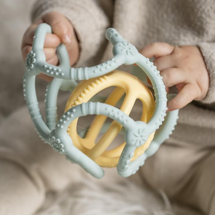 NATTOU Silikoninis kamuoliukas, barškutis/kramtukas - Žalia - Uogų kopos