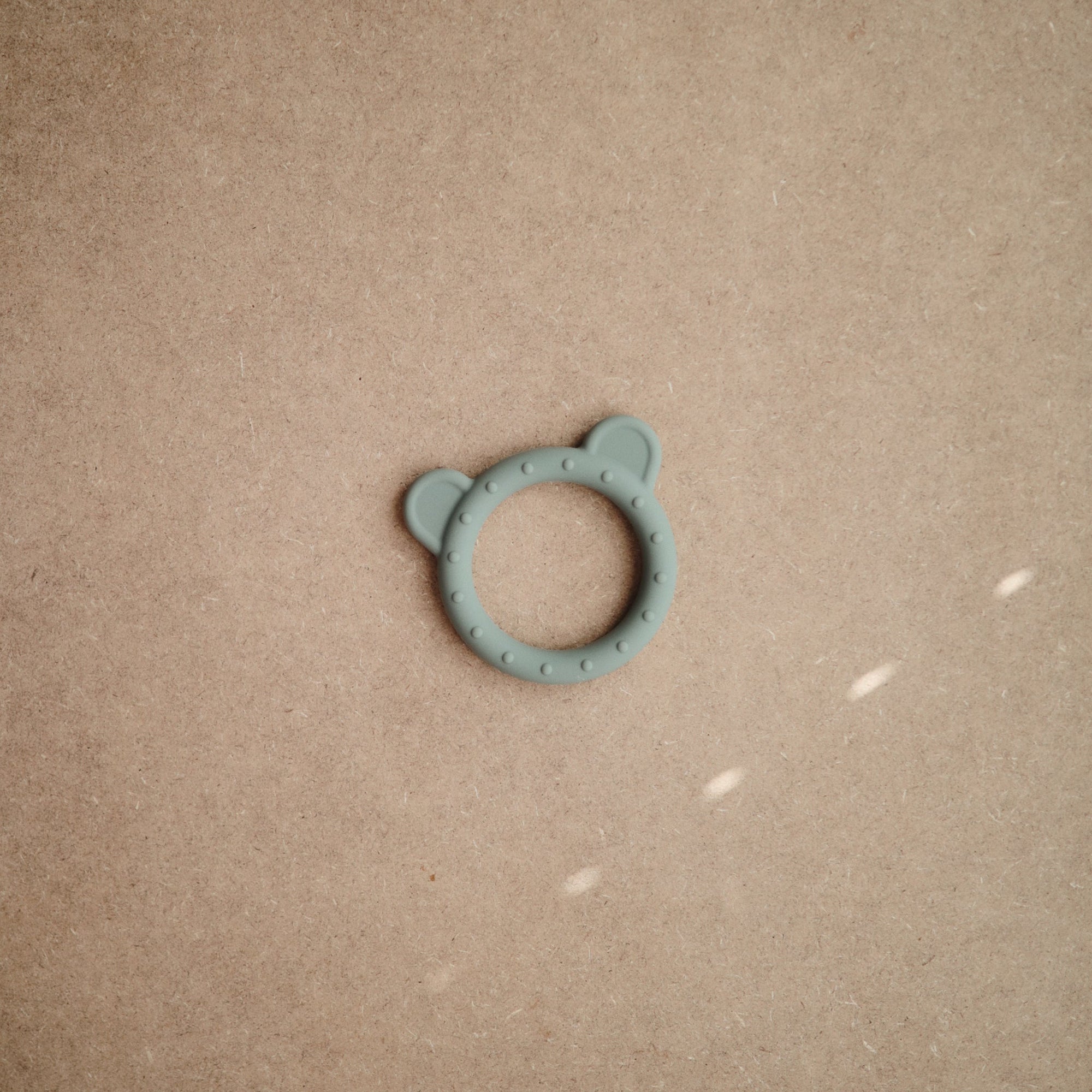 Mushie Silikoninis kramtukas Bear - Žalia - Uogų kopos