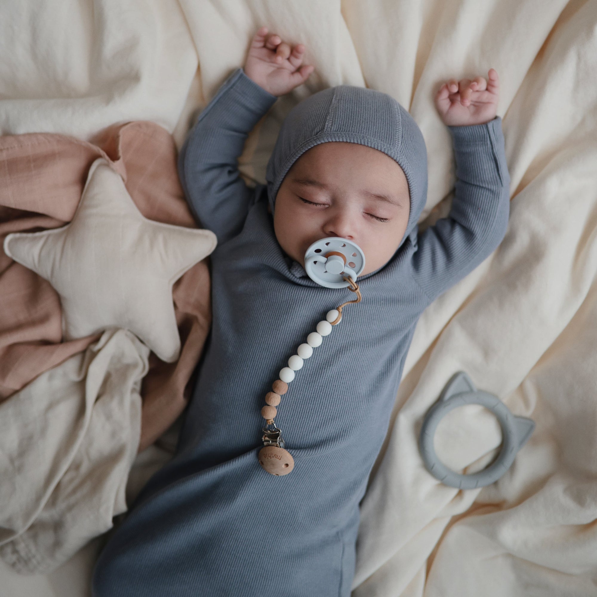 Mushie Silikoninis kramtukas Cat - Pilka - Uogų kopos