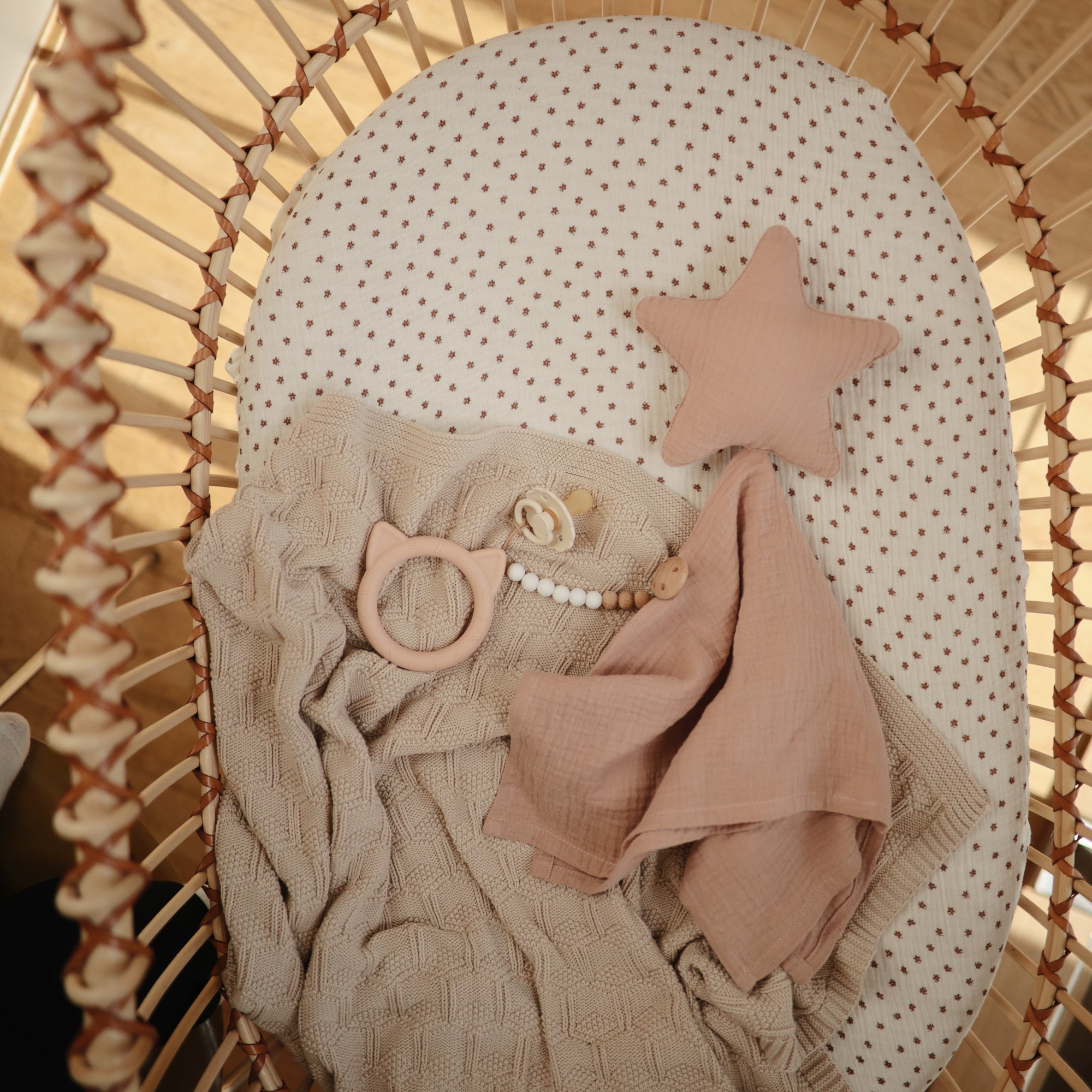 Mushie Silikoninis kramtukas Cat - Rožinė/Persikinė - Uogų kopos