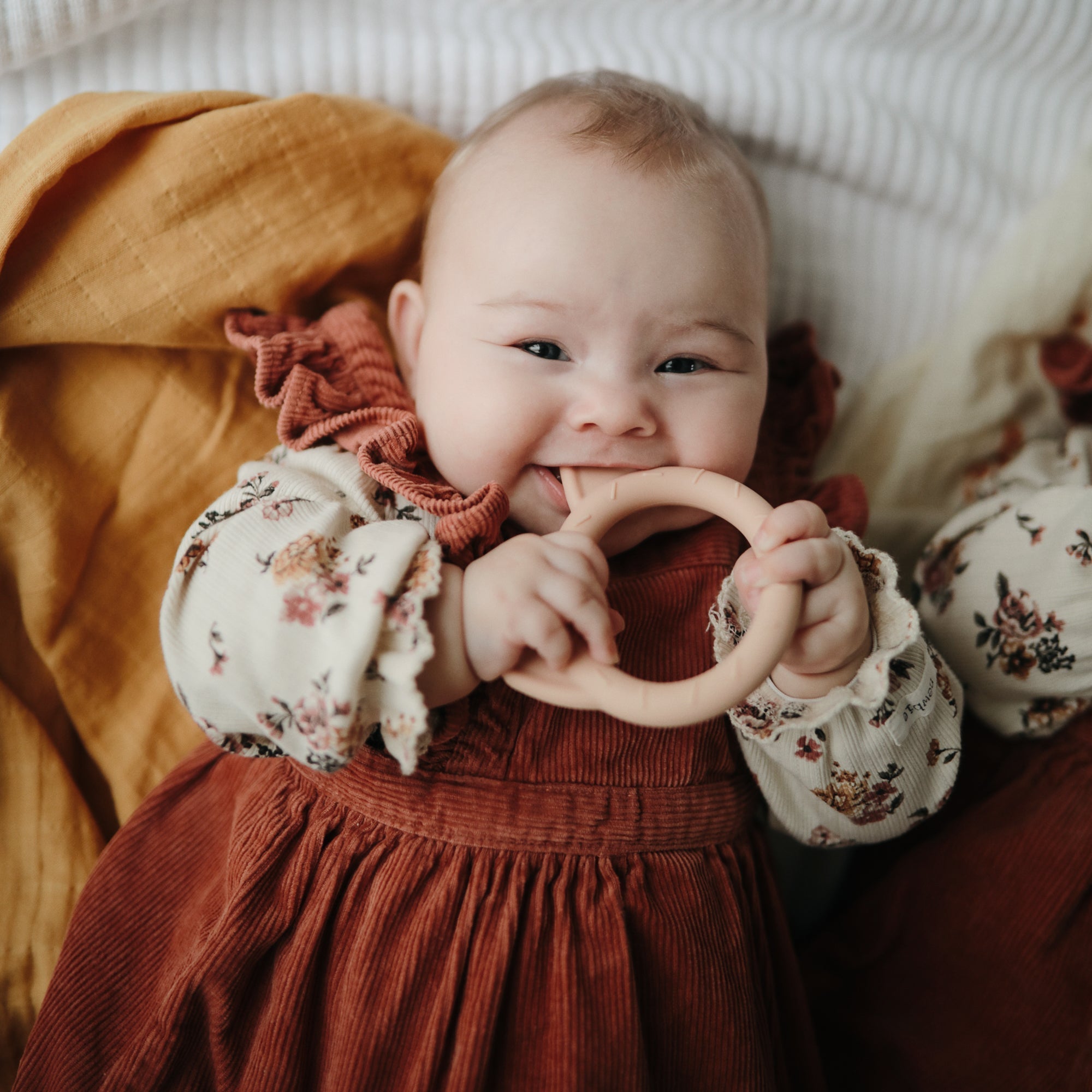 Mushie Silikoninis kramtukas Cat - Rožinė/Persikinė - Uogų kopos