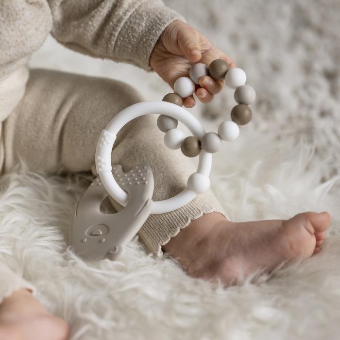 NATTOU Silikoninis kramtukas „Meškutis“ - Smėlinė - Uogų kopos