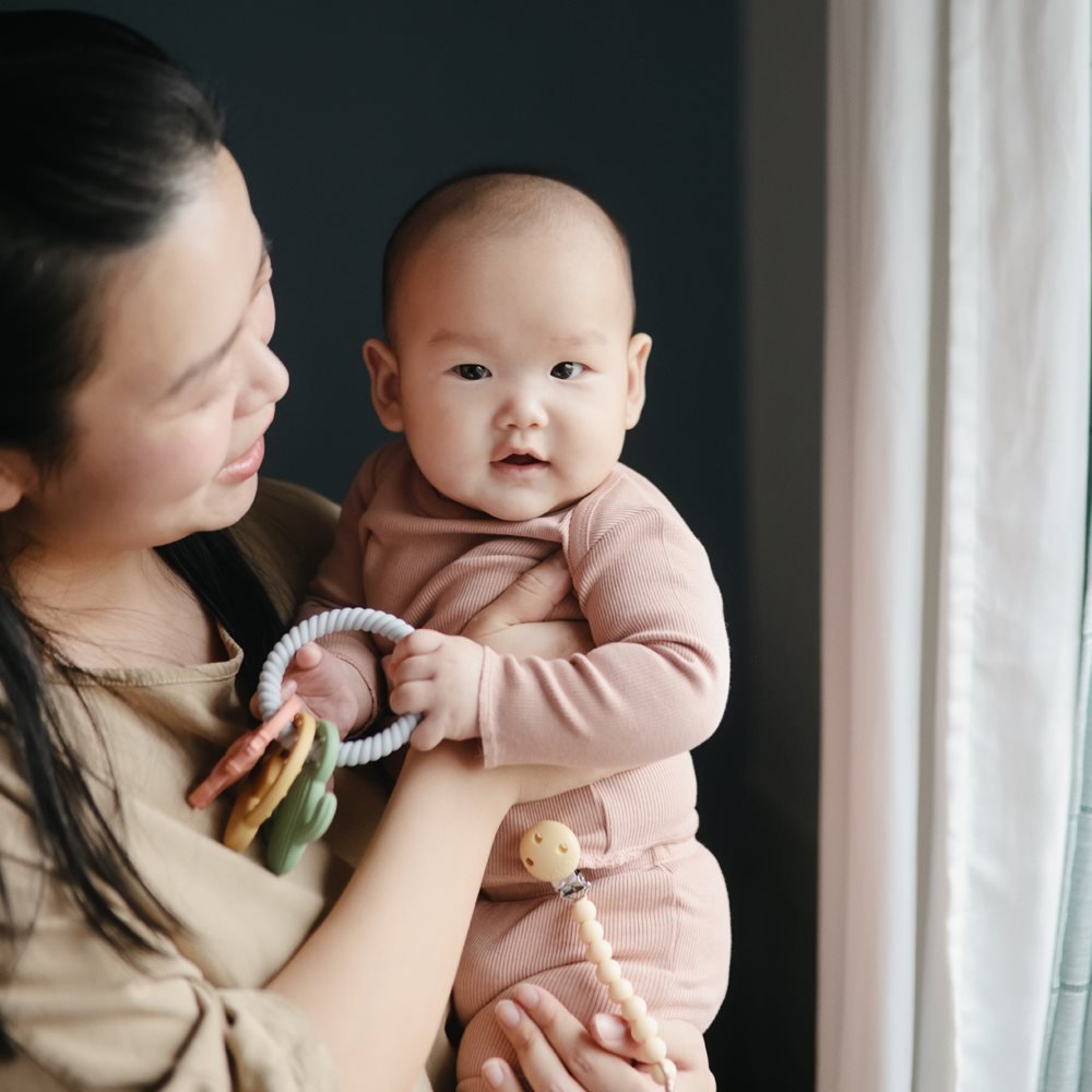 Mushie Silikoninis kramtukas žiedas „Western“ - Uogų kopos