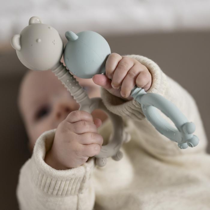 NATTOU Silikoninis kramtukas/barškutis „Meškutis“ - Mėlyna - Uogų kopos