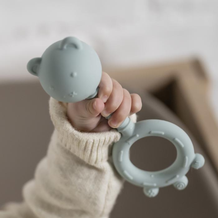 NATTOU Silikoninis kramtukas/barškutis „Meškutis“ - Mėlyna - Uogų kopos