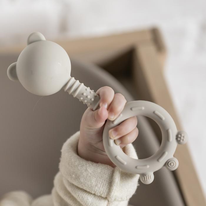 NATTOU Silikoninis kramtukas/barškutis „Meškutis“ - Smėlinė - Uogų kopos