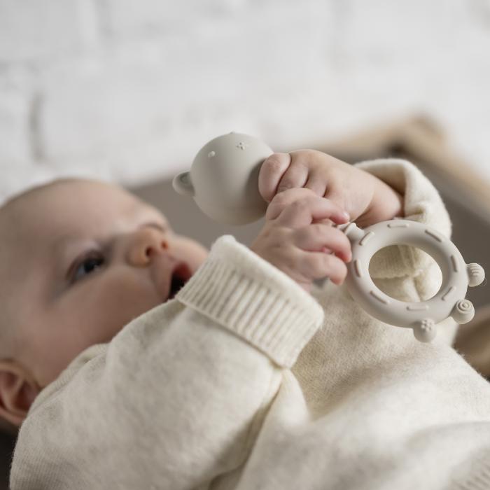 NATTOU Silikoninis kramtukas/barškutis „Meškutis“ - Smėlinė - Uogų kopos