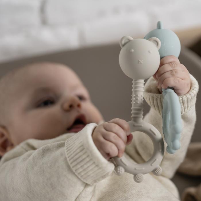 NATTOU Silikoninis kramtukas/barškutis „Meškutis“ - Smėlinė - Uogų kopos