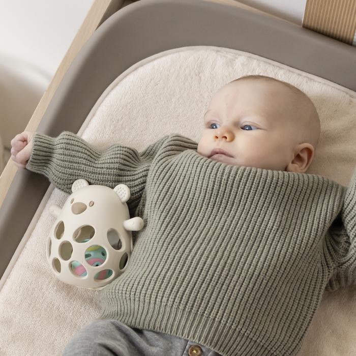 NATTOU Silikoninis meškiukas su kamuoliuku - Smėlinė - Uogų kopos