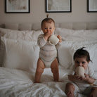 Mushie Silikoninis mokomasis puodelis su šiaudeliu - Alyvinė - Uogų kopos