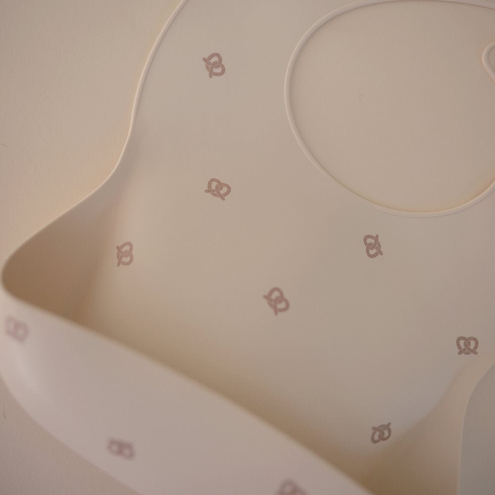 Mushie Silikoninis seilinukas - Pretzel - Uogų kopos