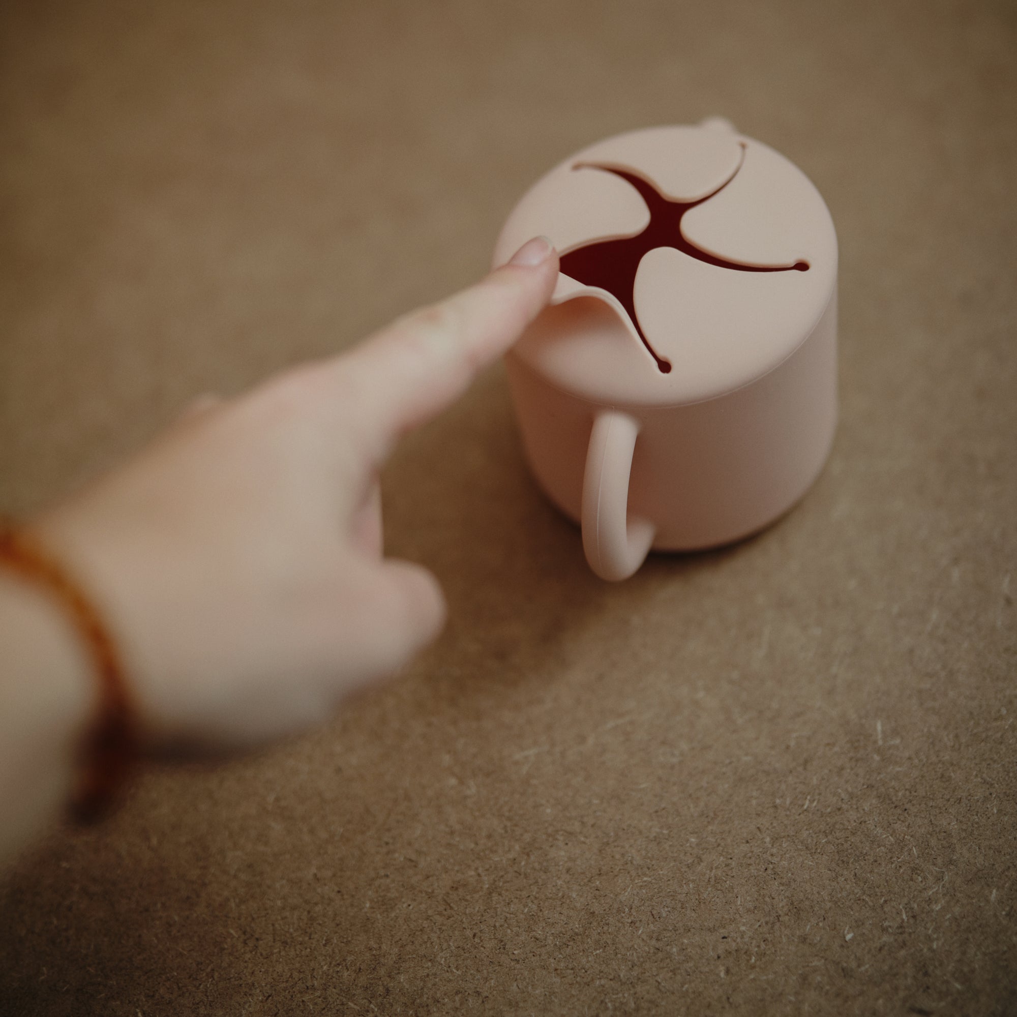 Mushie Silikoninis užkandžių indelis - Alyvinė - Uogų kopos