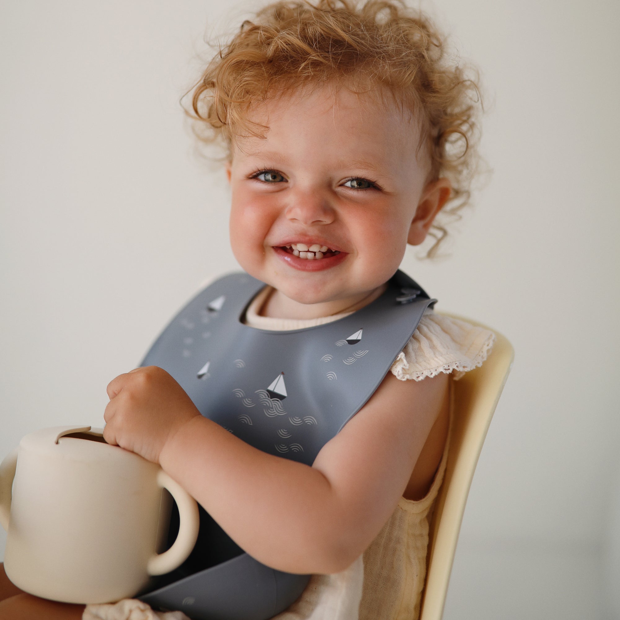 Mushie Silikoninis užkandžių indelis - Dangaus mėlyna - Uogų kopos