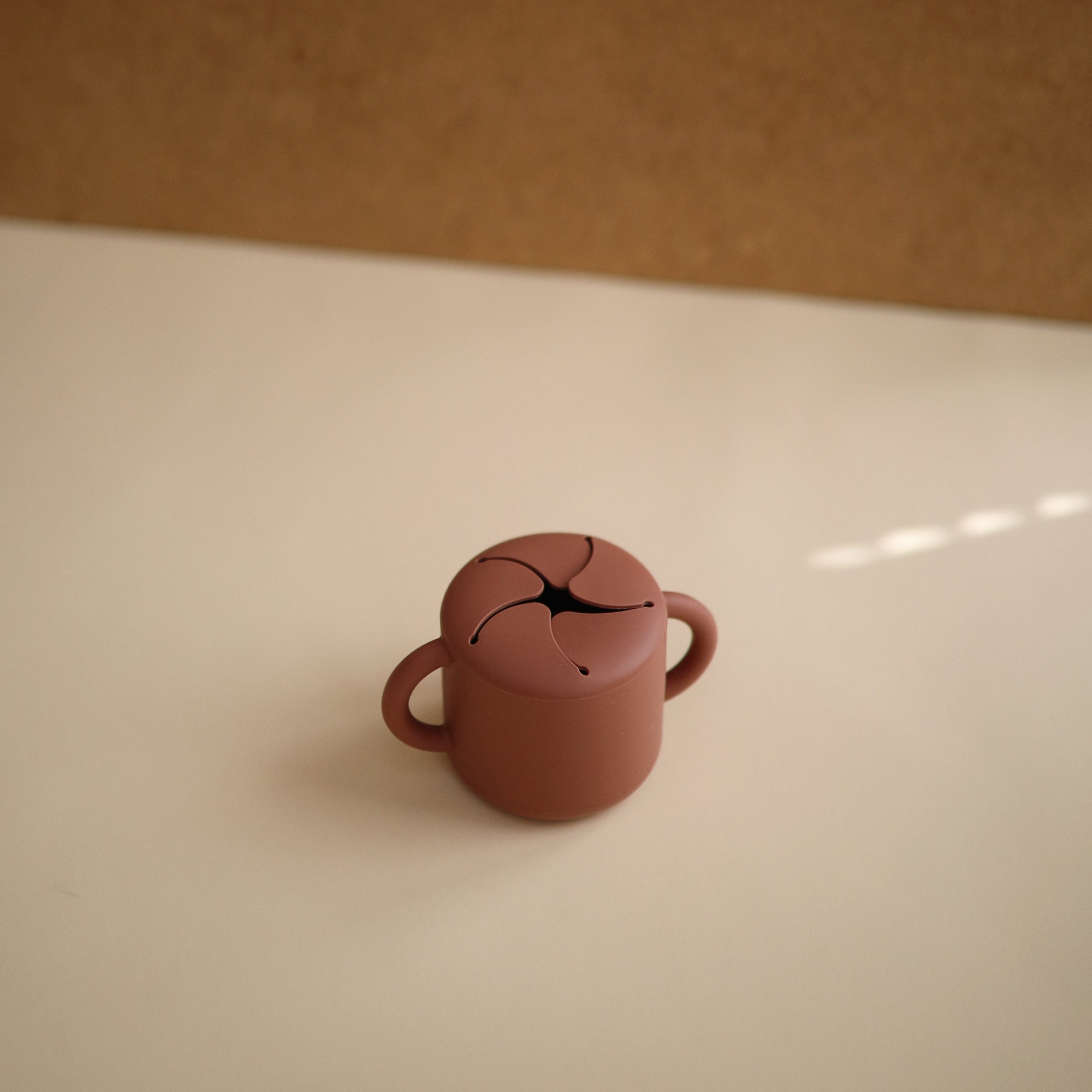 Mushie Silikoninis užkandžių indelis - Kaštoninė - Uogų kopos