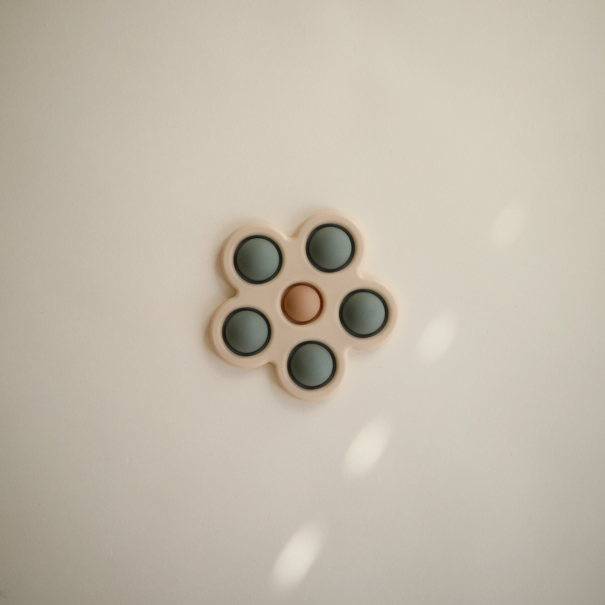 Mushie Spaudžiamas žaislas - Žalia gėlė - Uogų kopos