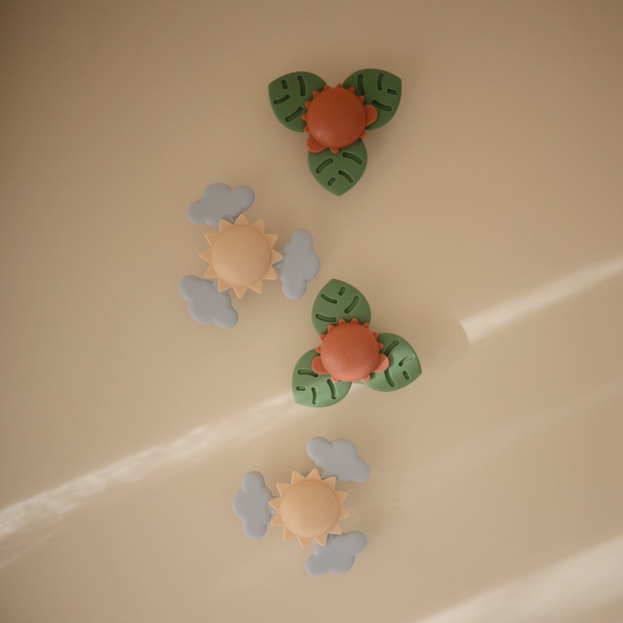 Mushie Sukamas žaisliukas su siurbtuku - Dino - Uogų kopos