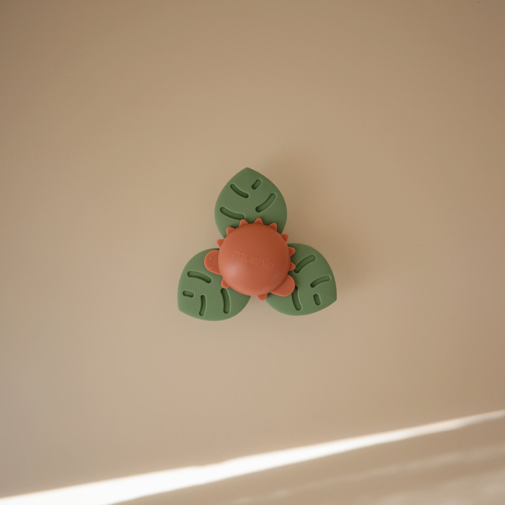 Mushie Sukamas žaisliukas su siurbtuku - Dino - Uogų kopos