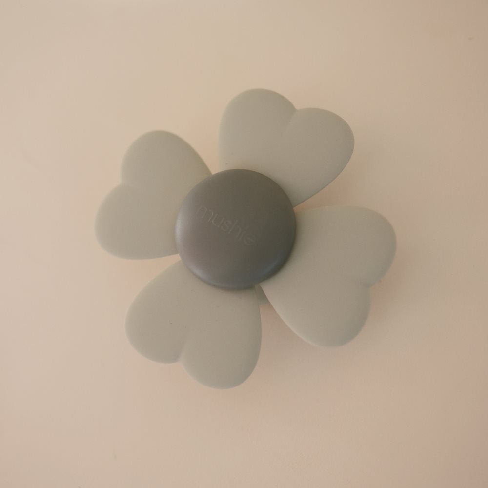 Mushie Sukamas žaisliukas su siurbtuku - Lucky - Uogų kopos