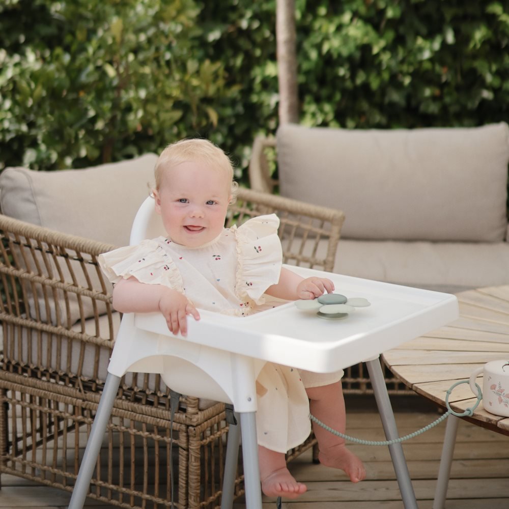 Mushie Sukamas žaisliukas su siurbtuku - Lucky - Uogų kopos