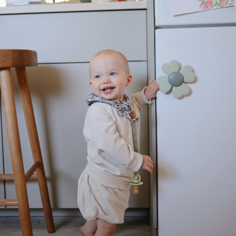 Mushie Sukamas žaisliukas su siurbtuku - Lucky - Uogų kopos