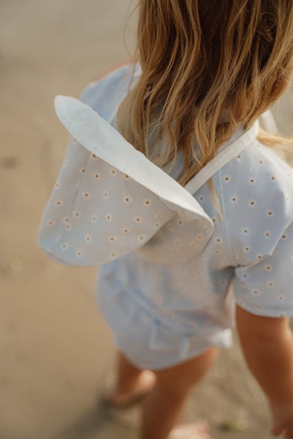 Little Dutch Užrišama dvipusė kepurė nuo saulės "Daisies Blue/White" - Uogų kopos