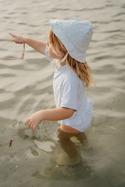 Little Dutch Užrišama dvipusė kepurė nuo saulės "Daisies Blue/White" - Uogų kopos