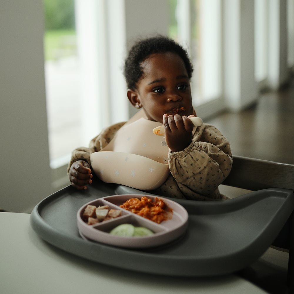 Mushie Vaikiški silikoniniai pradedančiųjų šaukšteliai 2vnt. - Ruda/Smėlinė - Uogų kopos