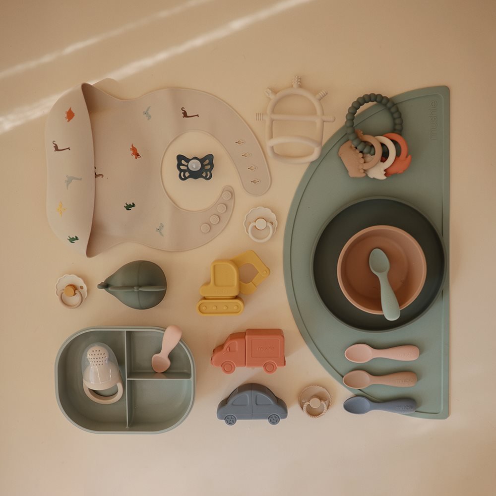 Mushie Vaikiški silikoniniai pradedančiųjų šaukšteliai 2vnt. - Žalia/Smėlinė - Uogų kopos