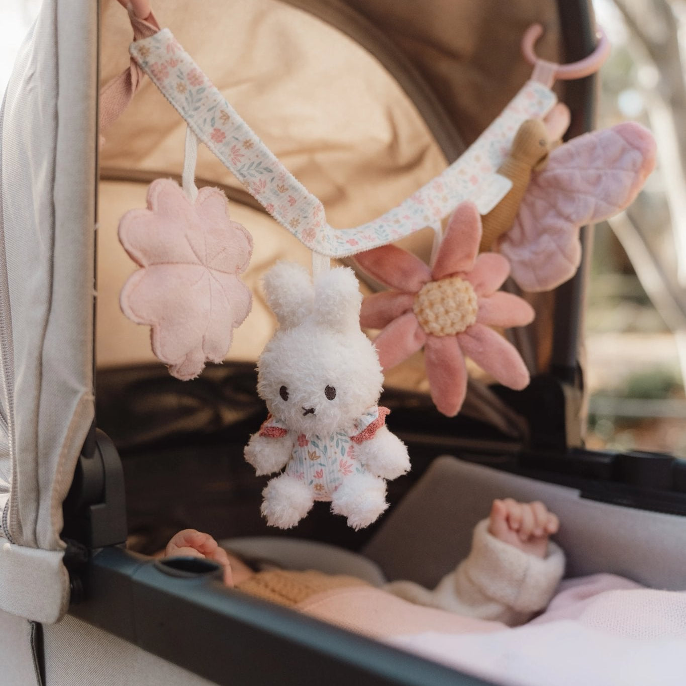 Little Dutch Vežimėlio ir automobilinės kėdutės žaislas "Lucky Blossom" - Uogų kopos