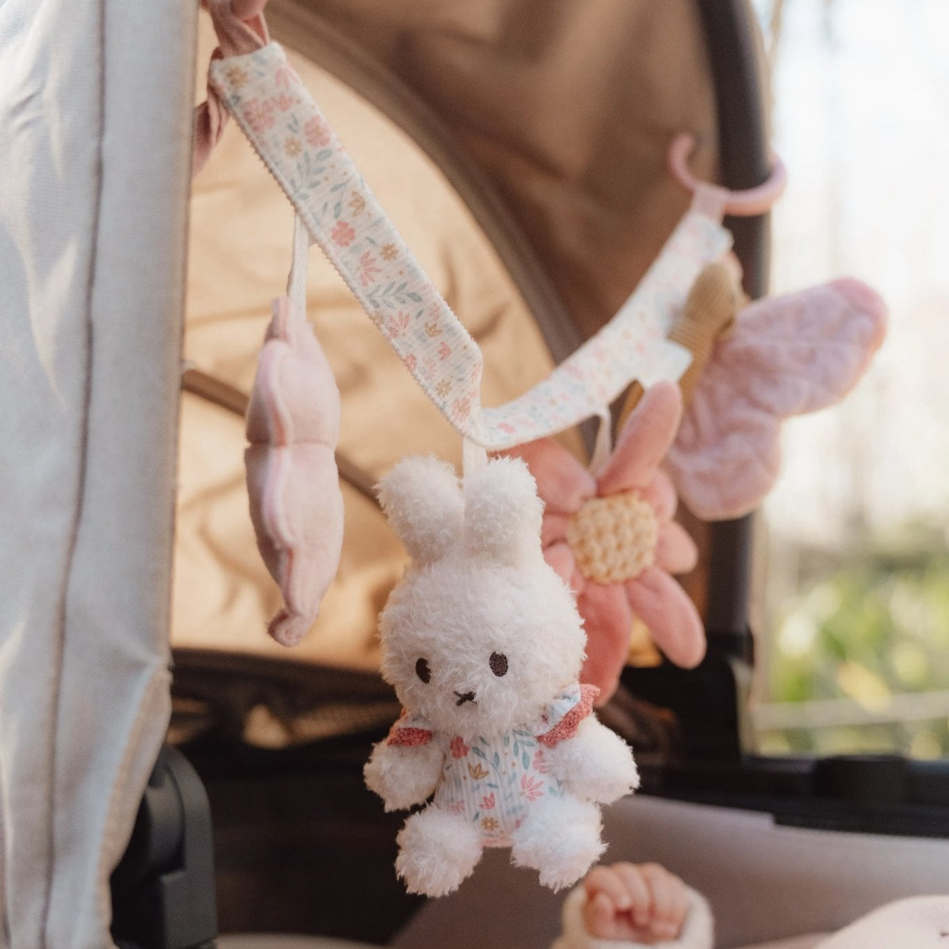 Little Dutch Vežimėlio ir automobilinės kėdutės žaislas "Lucky Blossom" - Uogų kopos