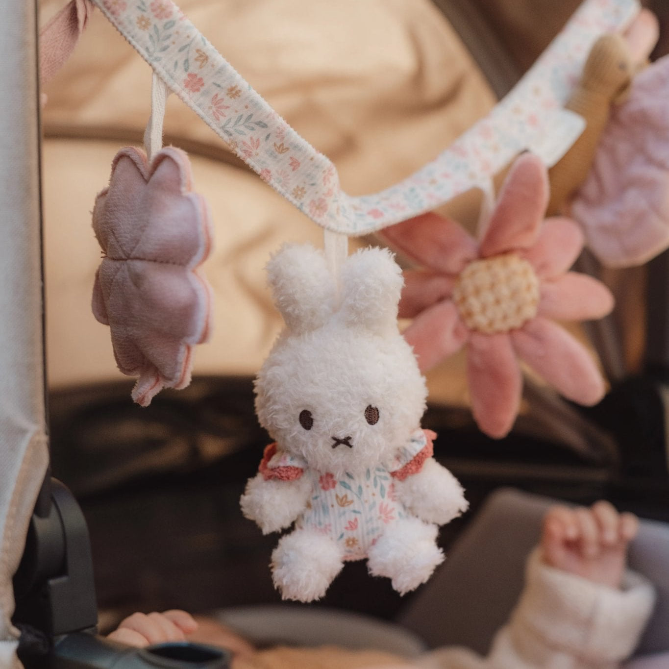 Little Dutch Vežimėlio ir automobilinės kėdutės žaislas "Lucky Blossom" - Uogų kopos