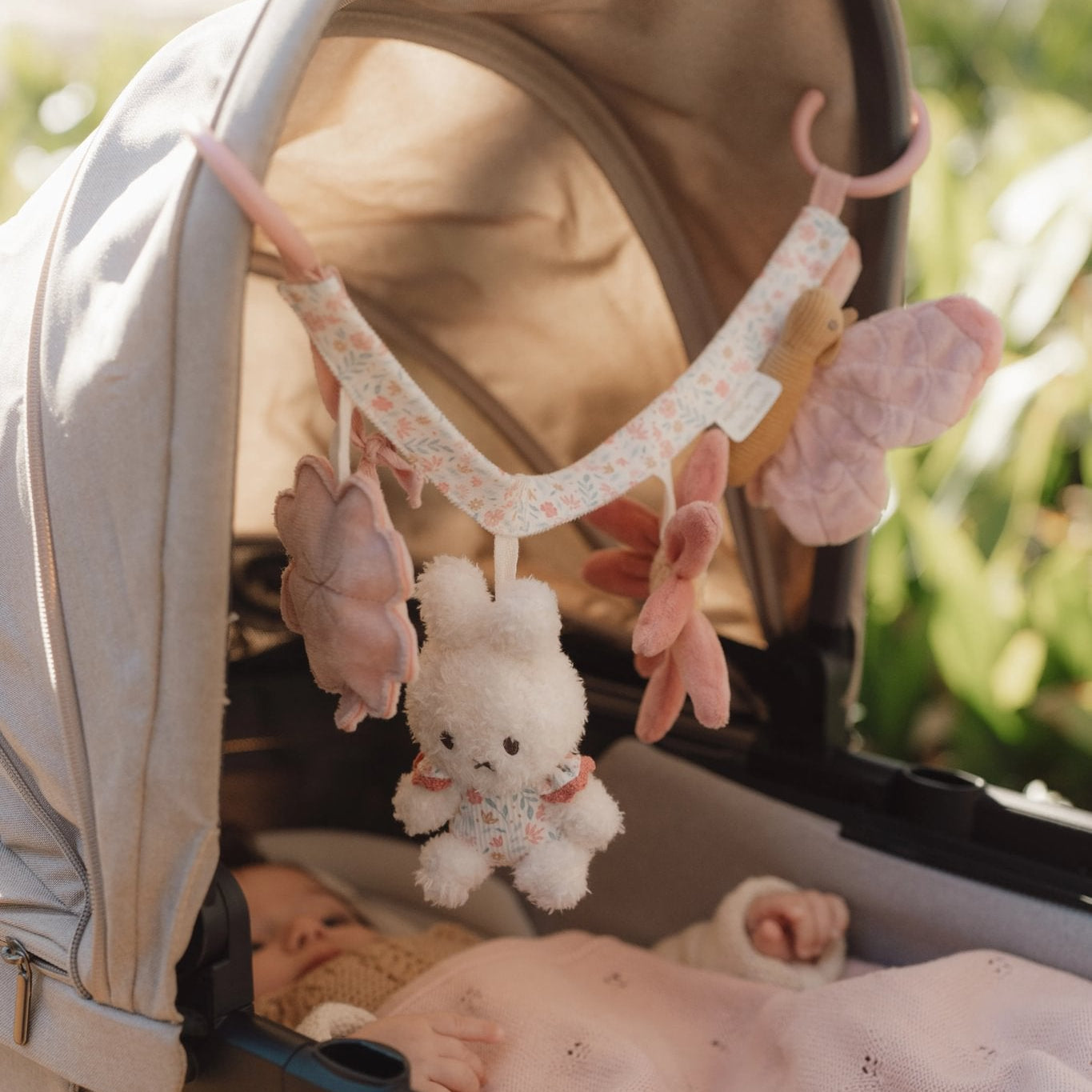 Little Dutch Vežimėlio ir automobilinės kėdutės žaislas "Lucky Blossom" - Uogų kopos