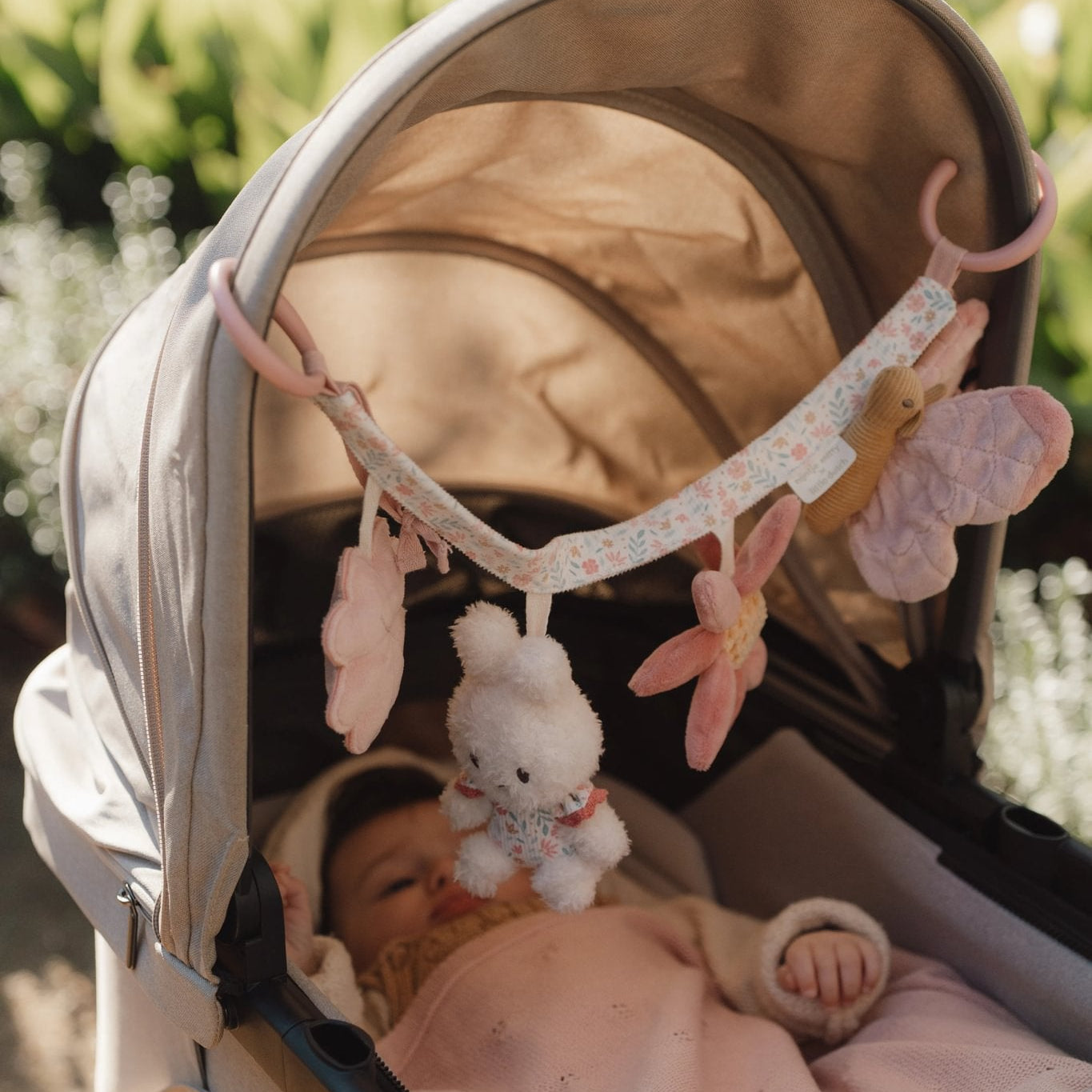 Little Dutch Vežimėlio ir automobilinės kėdutės žaislas "Lucky Blossom" - Uogų kopos