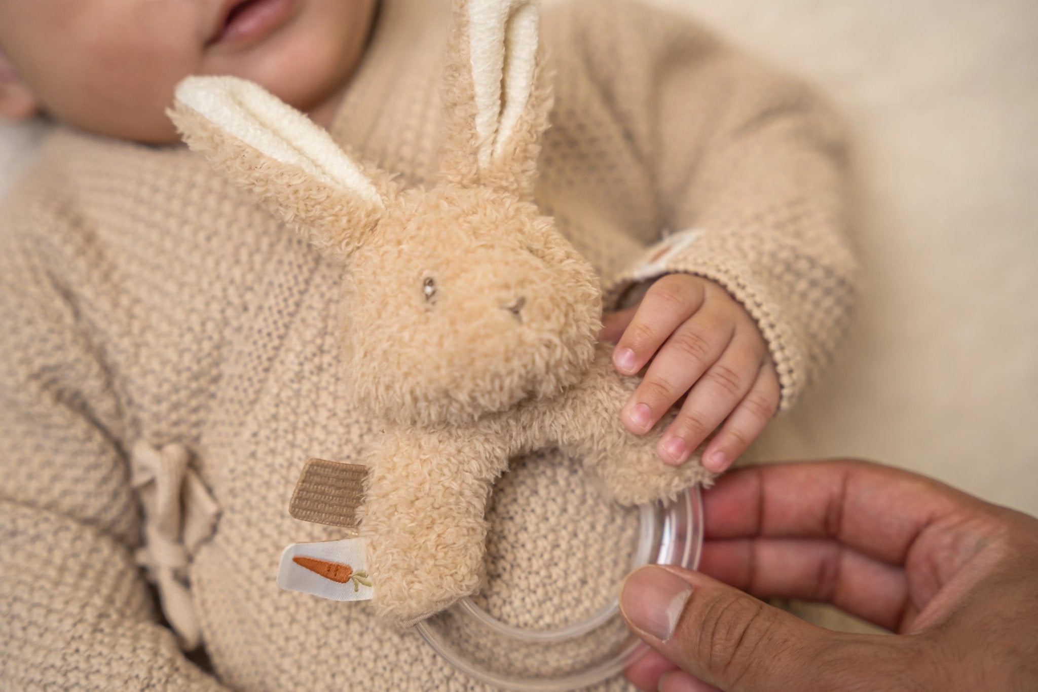 Little Dutch Barškutis zuikis "Baby Bunny" - Uogų kopos