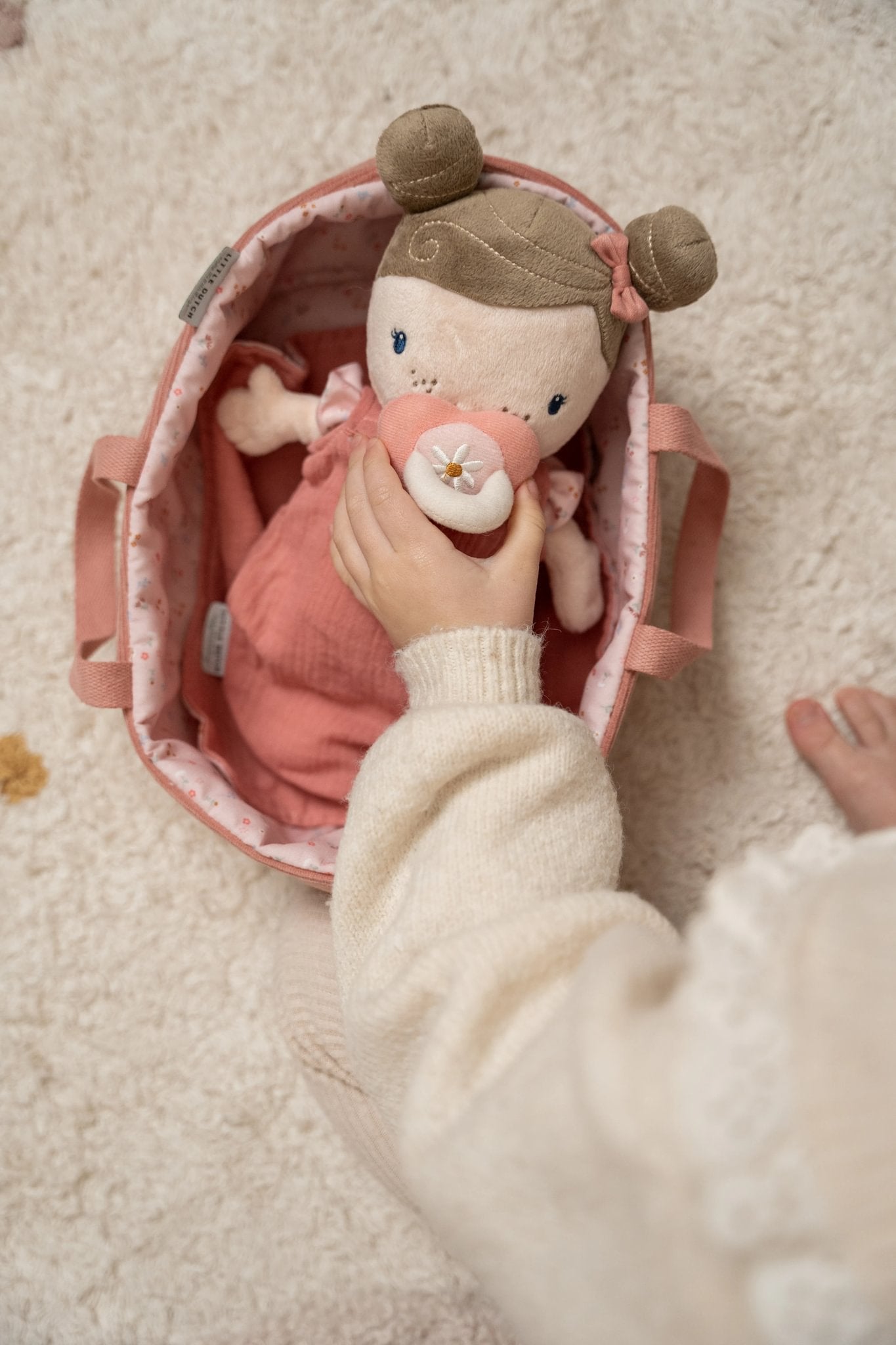 Little Dutch Lėlė/kūdikis "Rosa" su krepšeliu ir priedais - Uogų kopos