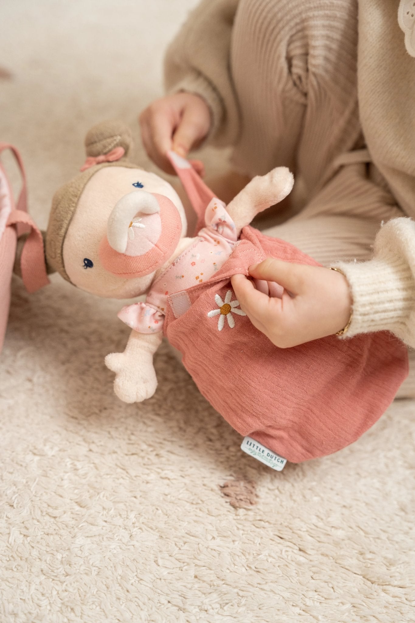 Little Dutch Lėlė/kūdikis "Rosa" su krepšeliu ir priedais - Uogų kopos