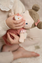Little Dutch Lėlė/kūdikis "Rosa" su krepšeliu ir priedais - Uogų kopos
