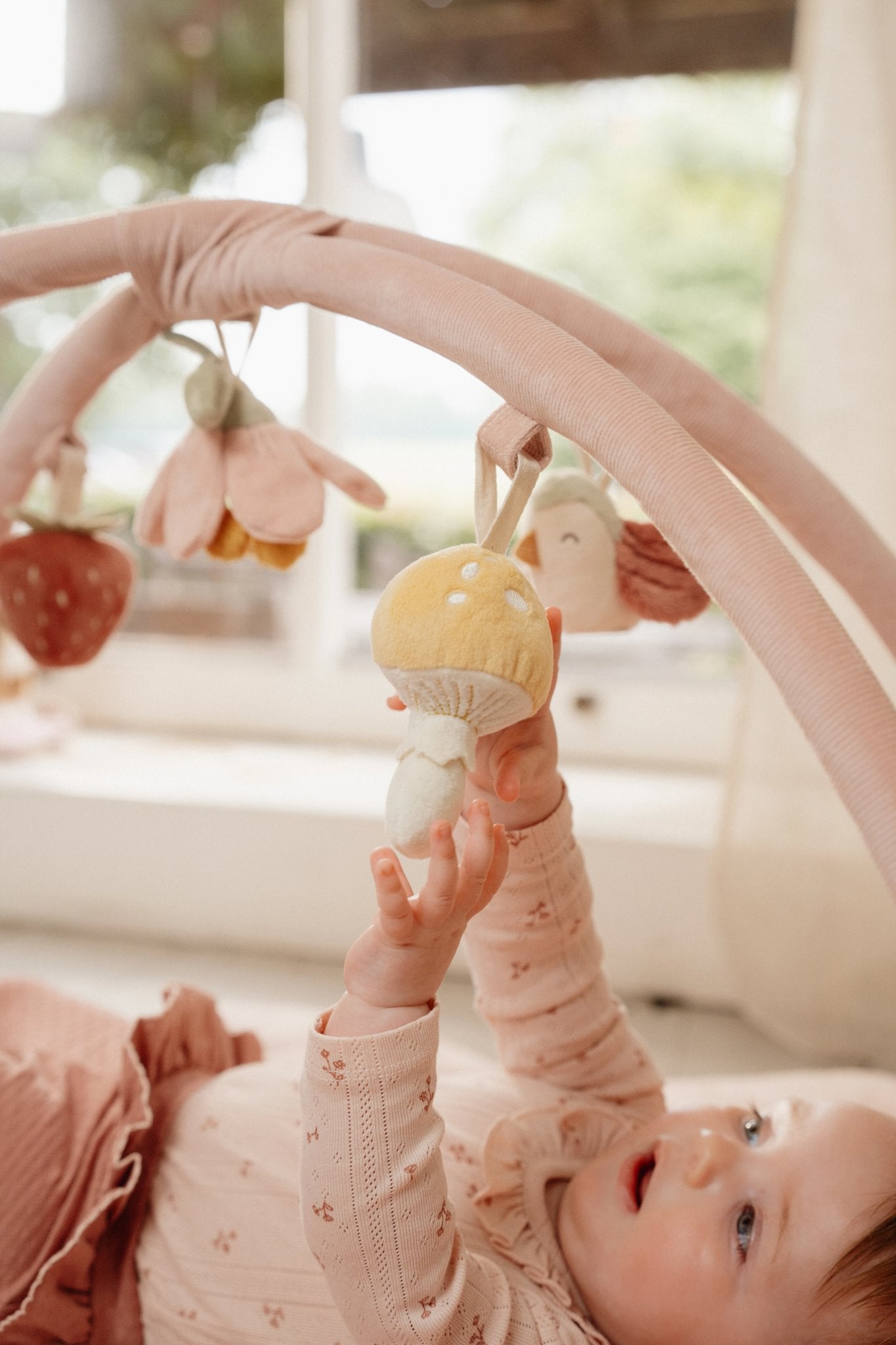 Little Dutch Minkštas veiklos kilimėlis „Fairy Garden“ - Uogų kopos