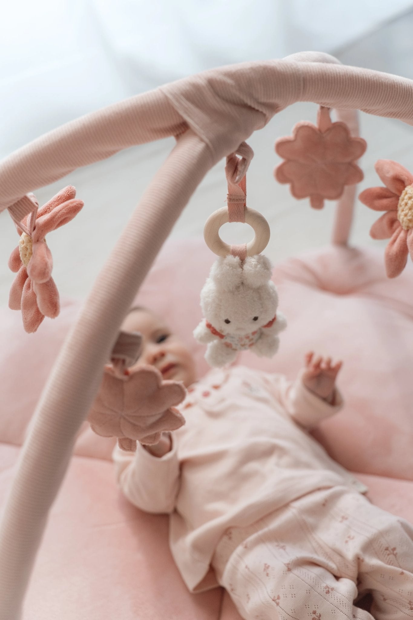 Little Dutch Minkštas veiklos kilimėlis "Lucky Blossom" - Uogų kopos