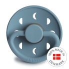 FRIGG Moon Phase čiulptukas - Apvalus kaučiukinis - Stone Blue - 2 dydis - Uogų kopos