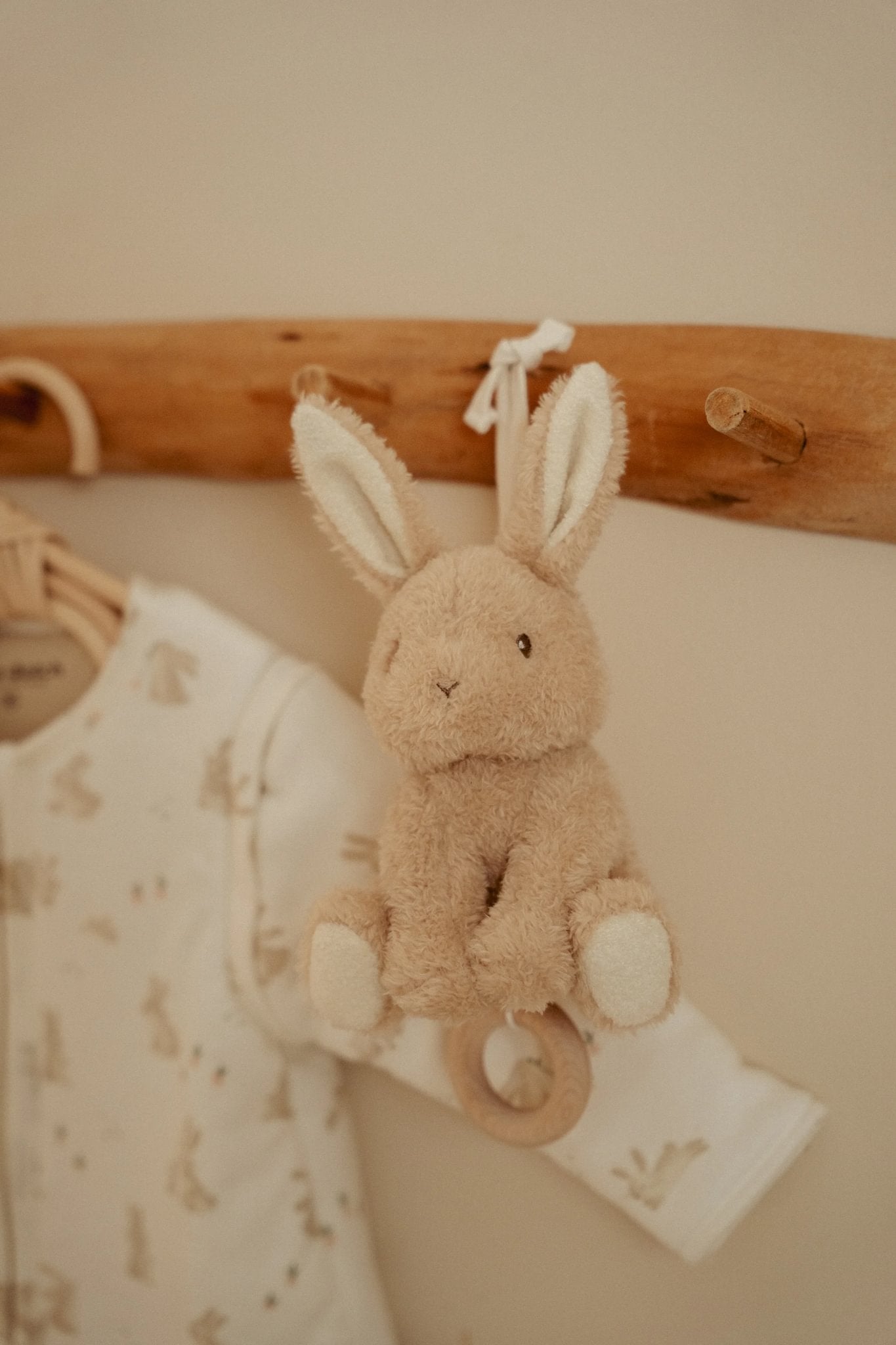 NATTOU Muzikinis pliušinis žaislas „Baby Bunny" - Uogų kopos