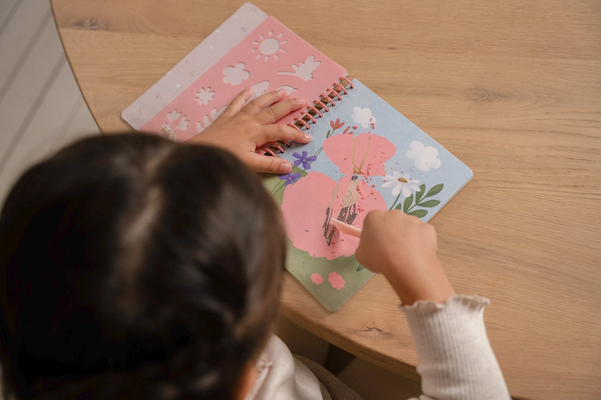 Little Dutch Nutrinama kūrybinė knygelė „Rosa & draugai“ - Uogų kopos