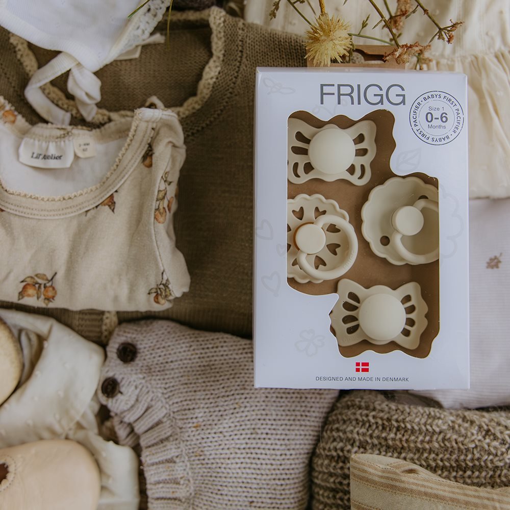FRIGG Pirmieji kūdikio čiulptukai 4vnt. - Floral heart - Sage - Uogų kopos