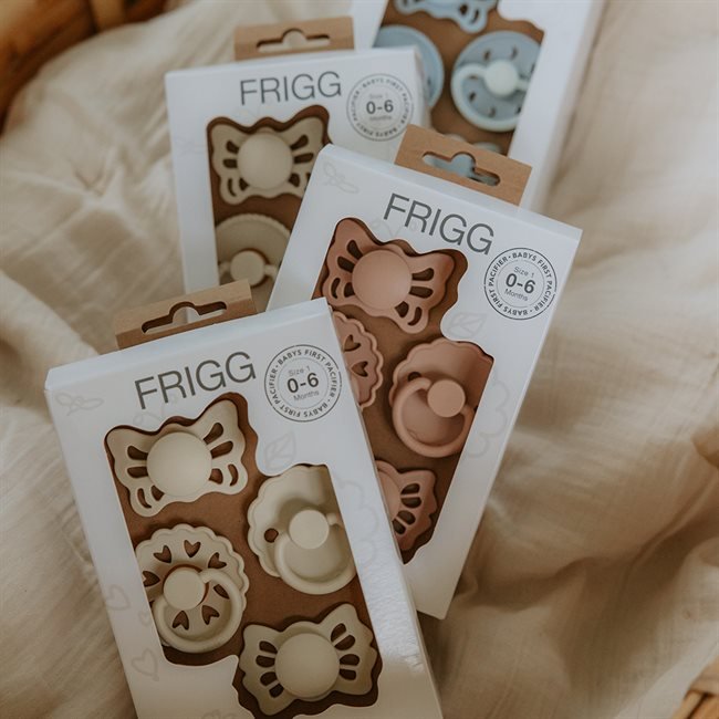 FRIGG Pirmieji kūdikio čiulptukai 4vnt. - Moonlight Sailing - Sage - Uogų kopos