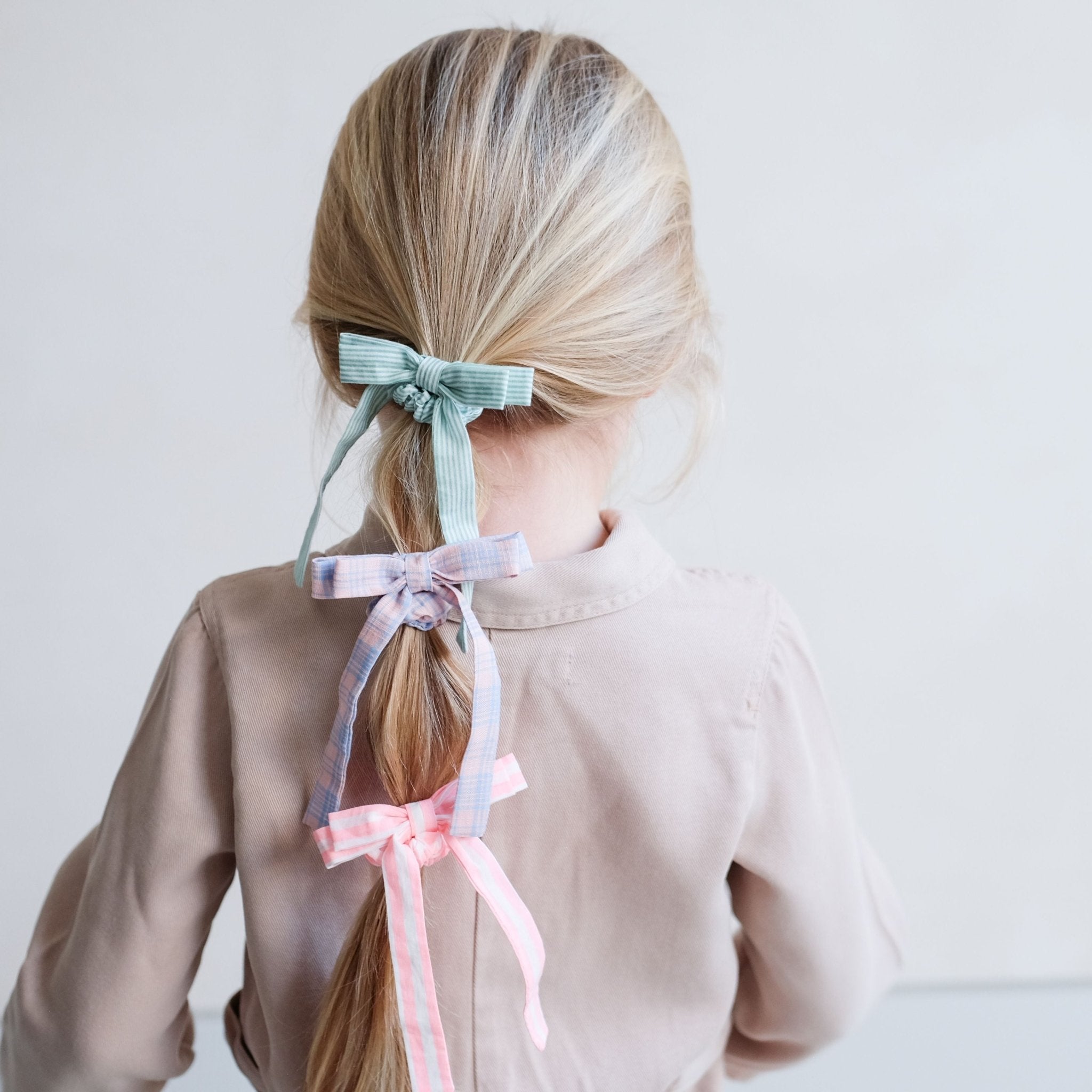 MIMI & LULA Plaukų gumyčių rinkinys - Summer Stripes Bow Schrunchies - Uogų kopos