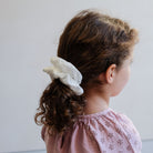 MIMI & LULA Plaukų gumytė - Broderie White - Uogų kopos