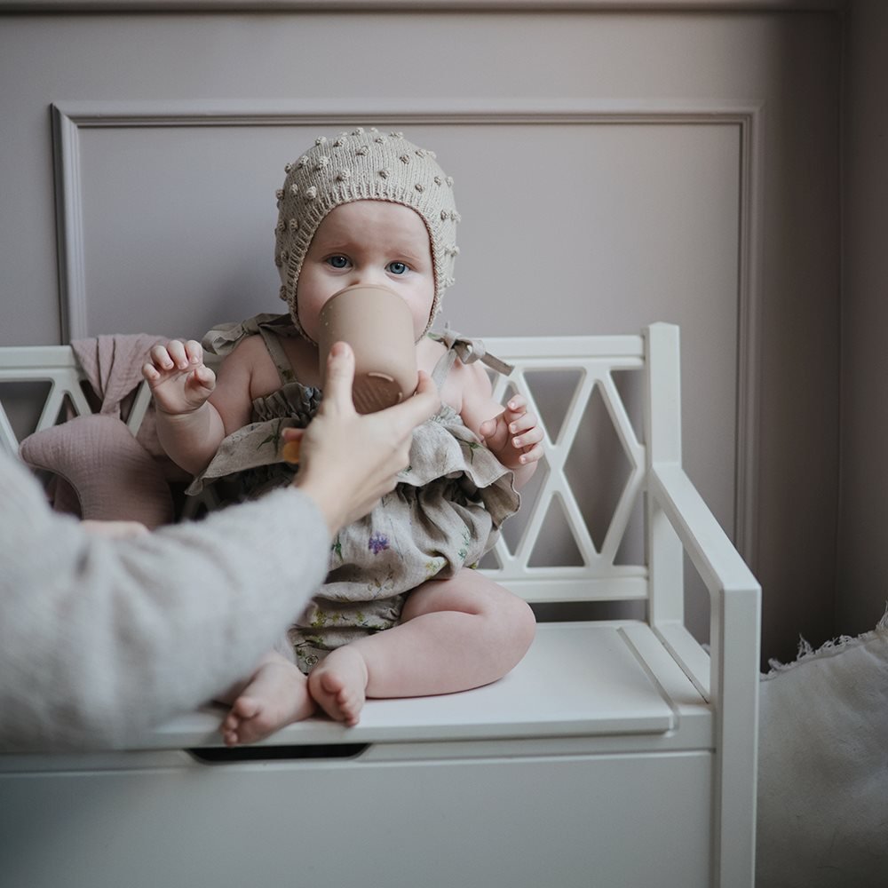 Mushie Silikoninis puodelis/gertuvė su snapeliu - Smėlinė - Uogų kopos